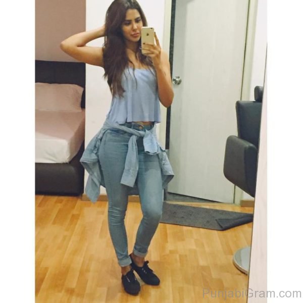 Pic Of  Sonam Bajwa Looking Cute-035