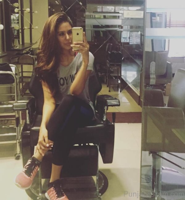 Picture Of Sonam Bajwa Looking Pretty-083