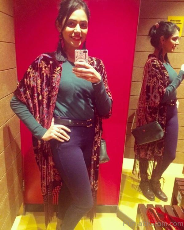 Image Of Priyanka Bhardwaj Looking Stylish 190