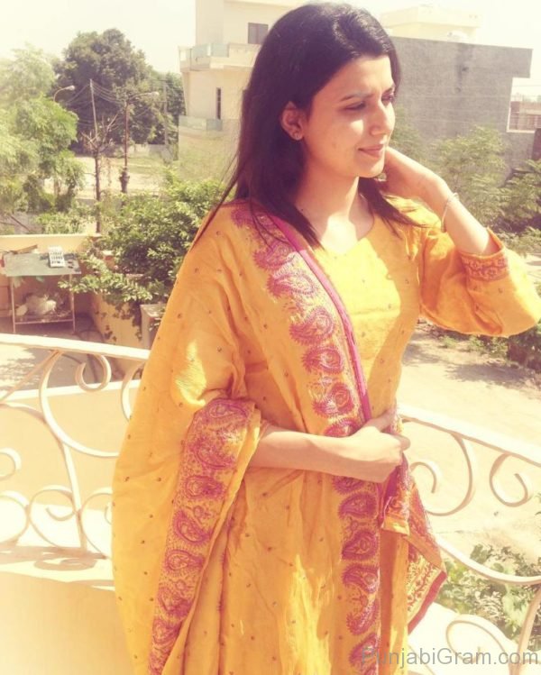 Pic Of Cute Nimrat Khaira