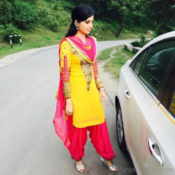 Pic Of Elegant Nimrat Khaira