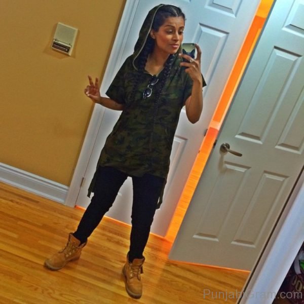 Pic Of Lilly Singh Looking Nice 2