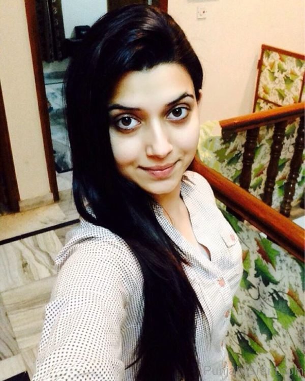 Pic Of Nimrat Khaira Looking Lovely