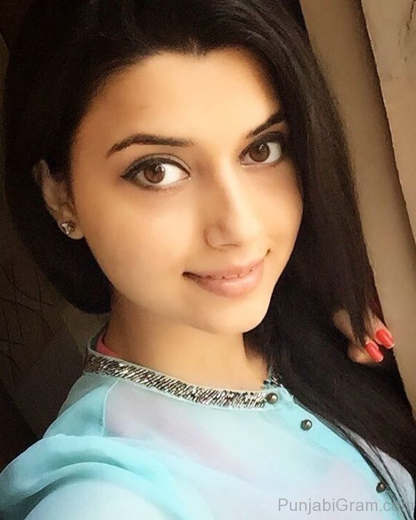 Picture Of Nimrat Khaira Looking Gorgeous