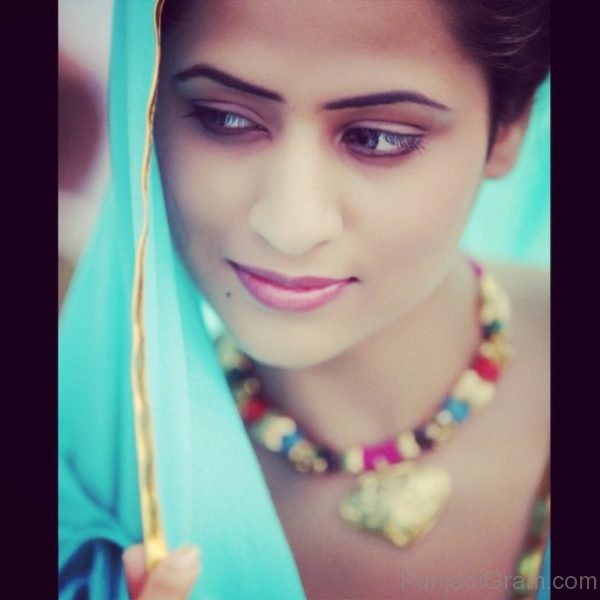 Picture Of Oshin Brar Looking Gorgeous 300