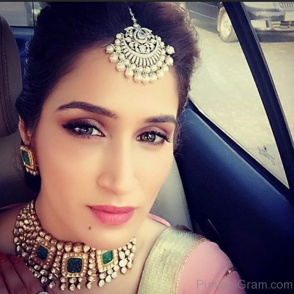 Picture Of Sagarika Ghatge Looking Sweet And Cute