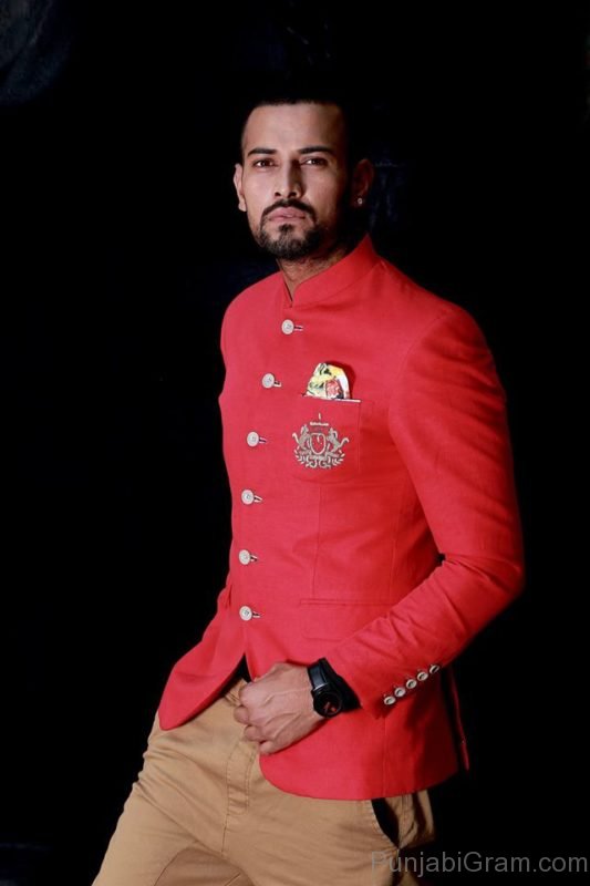 Garry Sandhu Looking Smart In This Dress