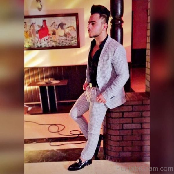 Picture Of Stylish Millind Gaba 1